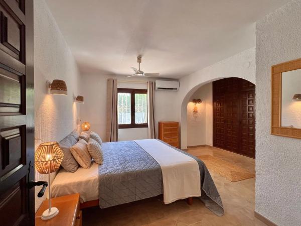 Chalet independiente en venta en CL SANTIAGO DE COMPOSTELA, 8, Moraira
 photo 1