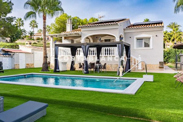 Independent chalet for sale in Urbanización Gran Sol, Calpe
 photo 1