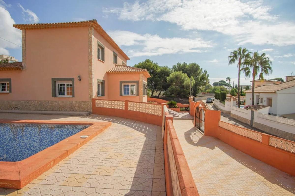 Продажа отдельного шале в Partida Los Pinos, Кальпе photo 1