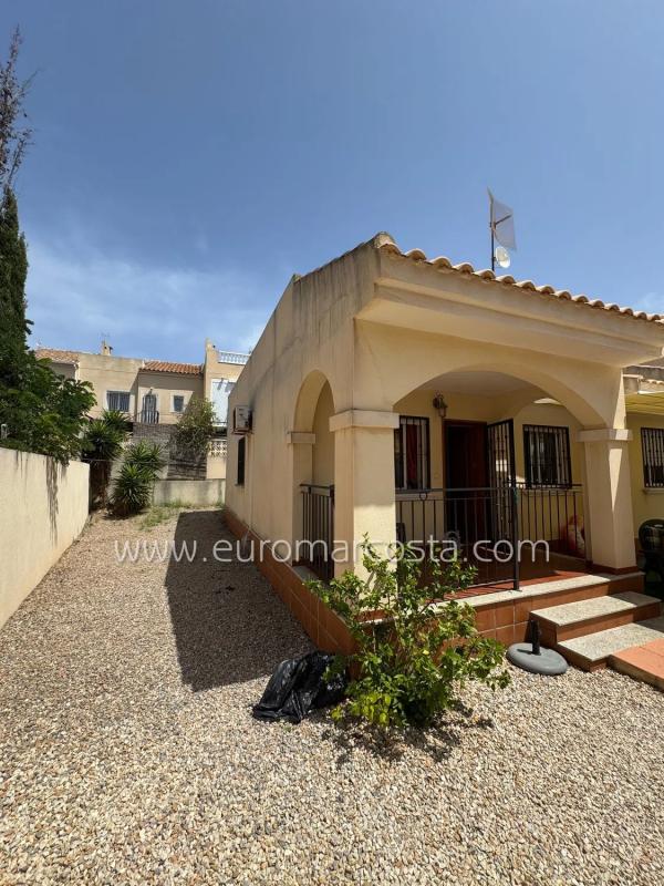 Venta de chalet adosado en  Calle el Moll , Guardamar del Segura photo 2