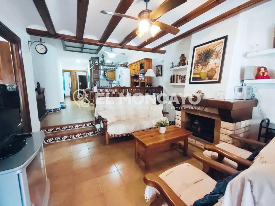 Sale of townhouse in Avenida de la Libertad , Guardamar del Segura photo 2