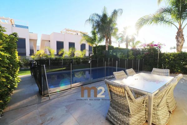 Chalet independiente en venta en Avenida del Salvador, Rojales
thumbnail 1