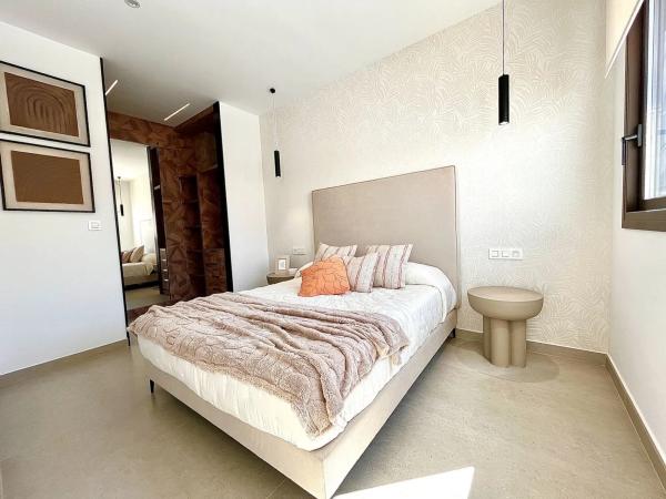 Independent chalet for sale in Centro, Rojales thumbnail 2