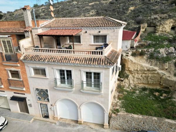 Chalet pareado en calle Romero thumbnail 1