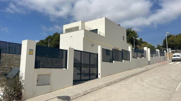 Chalet independiente en venta en Avenida Marina Baixa, 15 -9, Alfaz del Pi
thumbnail 1