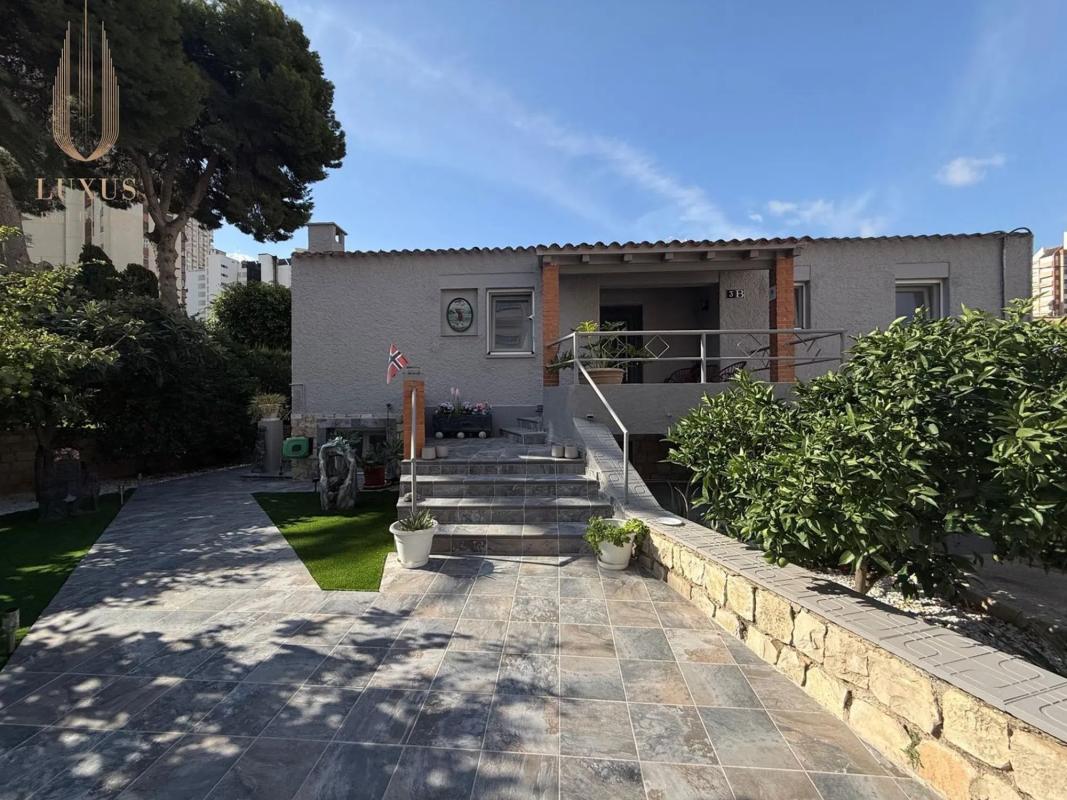 Sale of independent chalet in Calle de Londres, 10, Benidorm
photo 1