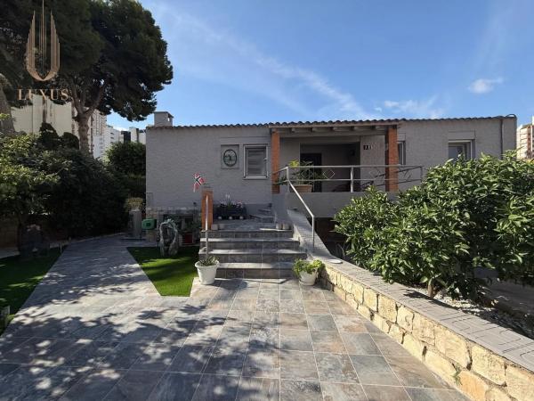 Independent chalet for sale in Calle de Londres, 10, Benidorm
photo 1
