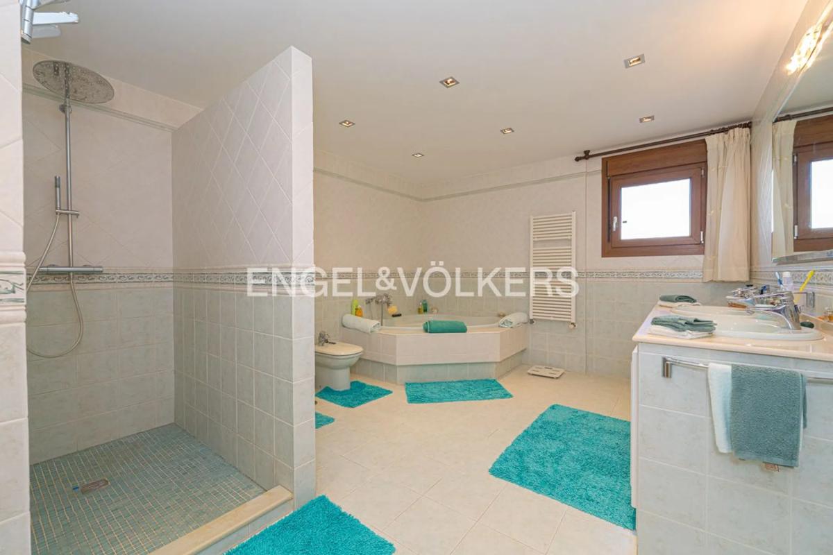 Продажа отдельного шале в Avenida Doctor Severo Ochoa, 24, Бенидорм photo 4