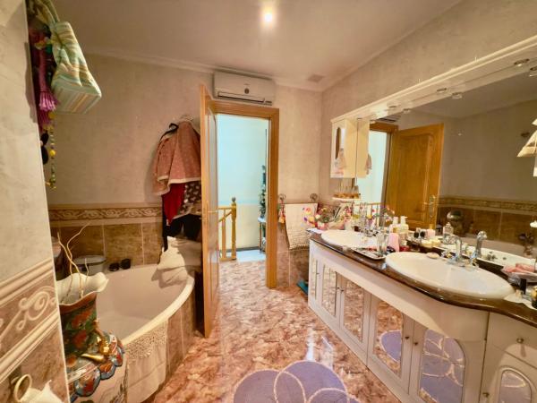 Terraced house for sale at Avenida de Inglaterra, 8 , Benidorm thumbnail 1
