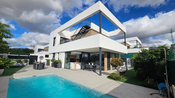 Частный шале на продаже в  Balcón de Finestrat-Terra Marina, Финестрат photo 1