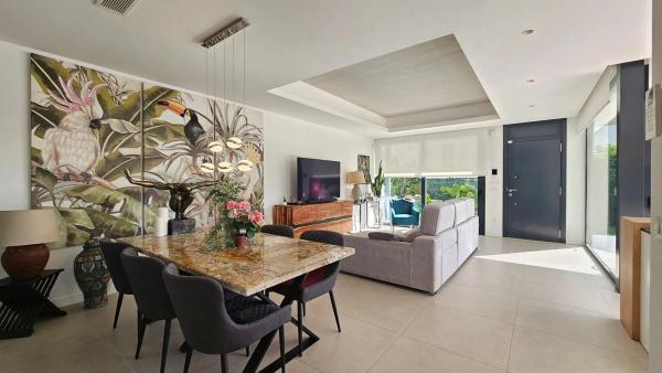 Частный шале на продаже в  Balcón de Finestrat-Terra Marina, Финестрат photo 3