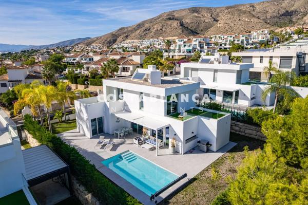 Independent chalet for sale in Calle Atenas, Finestrat
photo 1