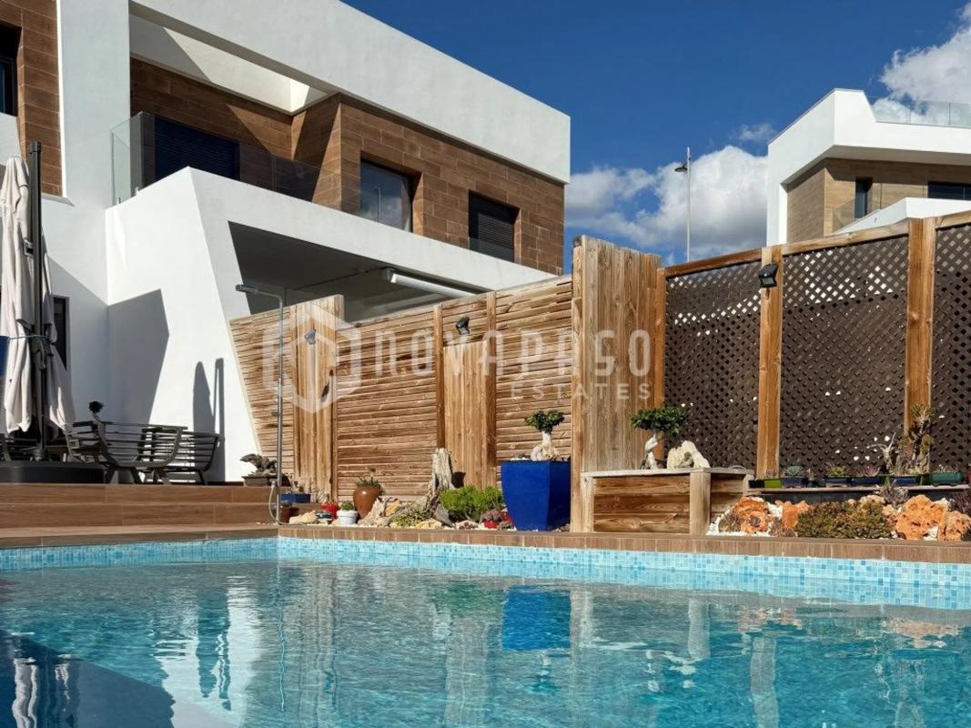 Venta de chalet adosado en Calle de Brasil , Finestrat photo 2