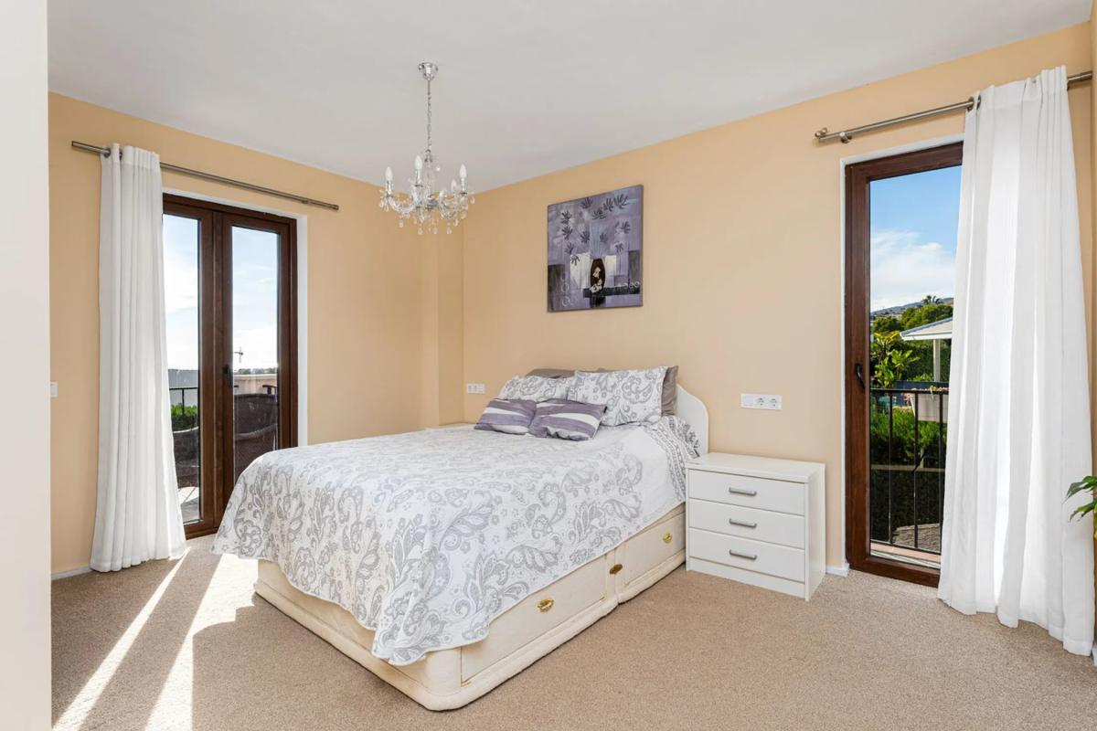 Продажа отдельного шале в  Calle Londres, Финестрат photo 3