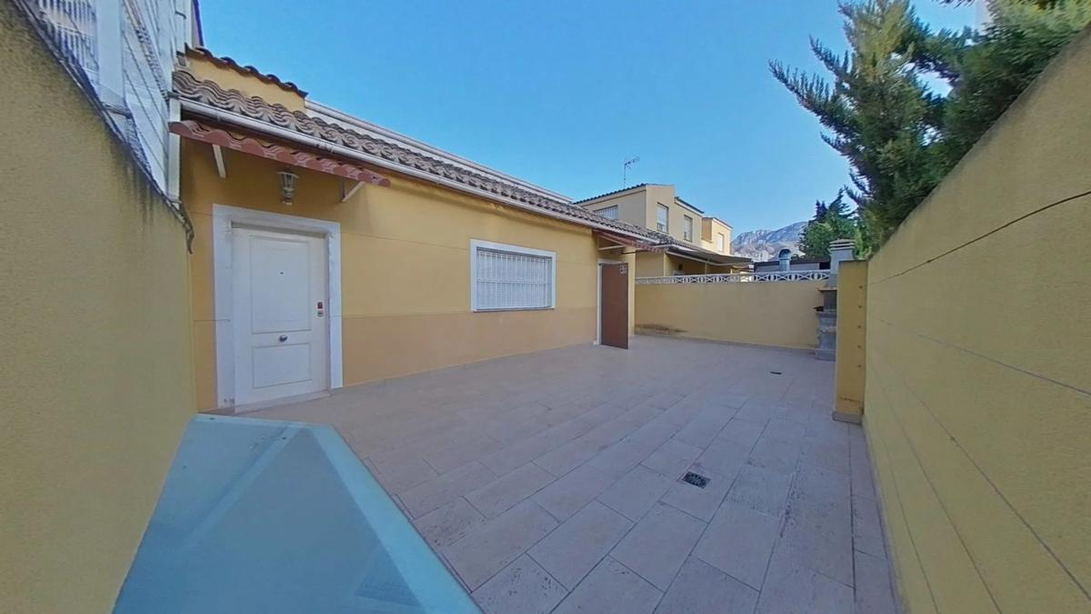 Venta de chalet adosado en  Avenida Mimosas , Finestrat photo 3