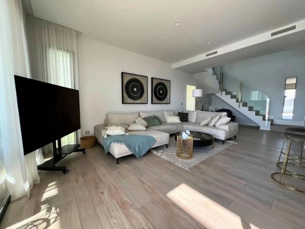 Частный шале на продаже в  Balcón de Finestrat-Terra Marina, Финестрат photo 3