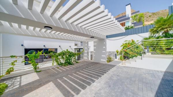 Chalet independiente en venta en Calle Roma, Finestrat
photo 1