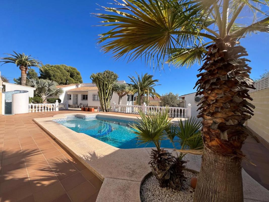 Sale of independent chalet in Calle Vall de Beneixama, 11 C, La Nucia
 photo 3