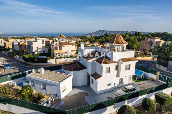 Independent chalet for sale in Calle Serra del Cabeçó d'Or, La Nucia
photo 1