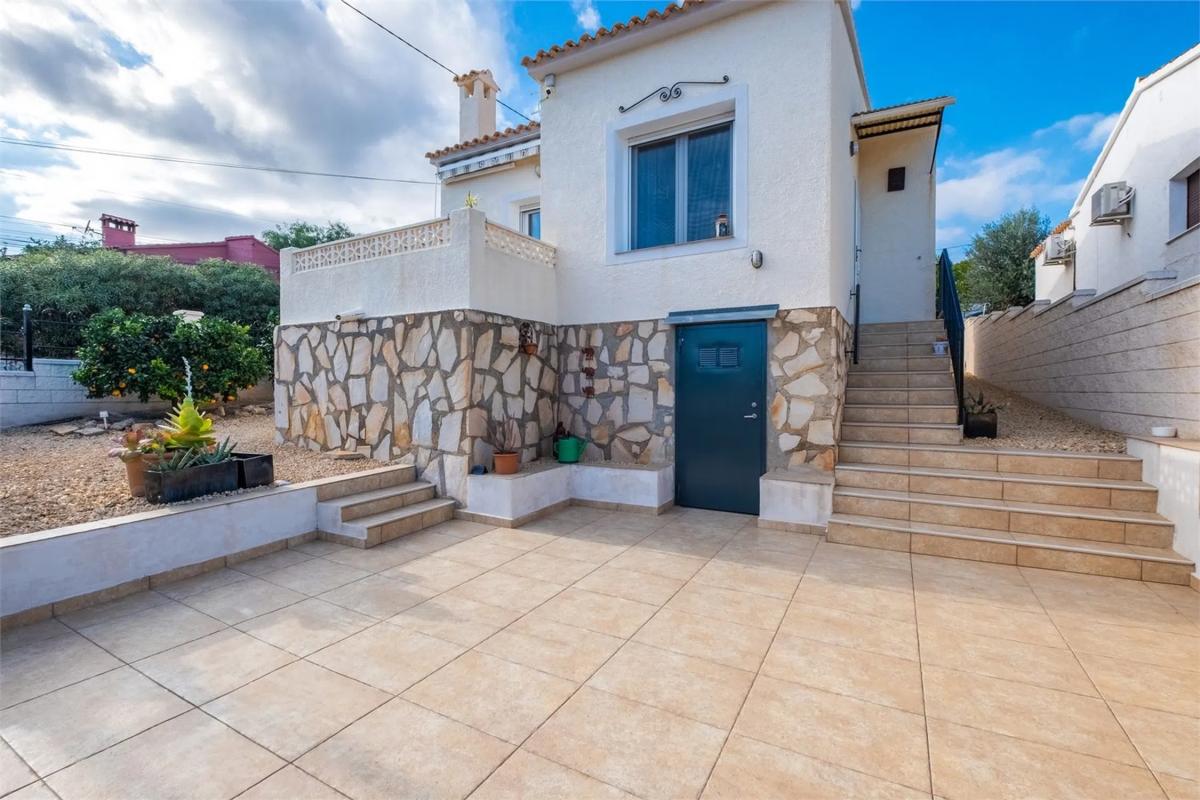 Sale of independent chalet in Calle Varsovia, La Nucia
photo 1