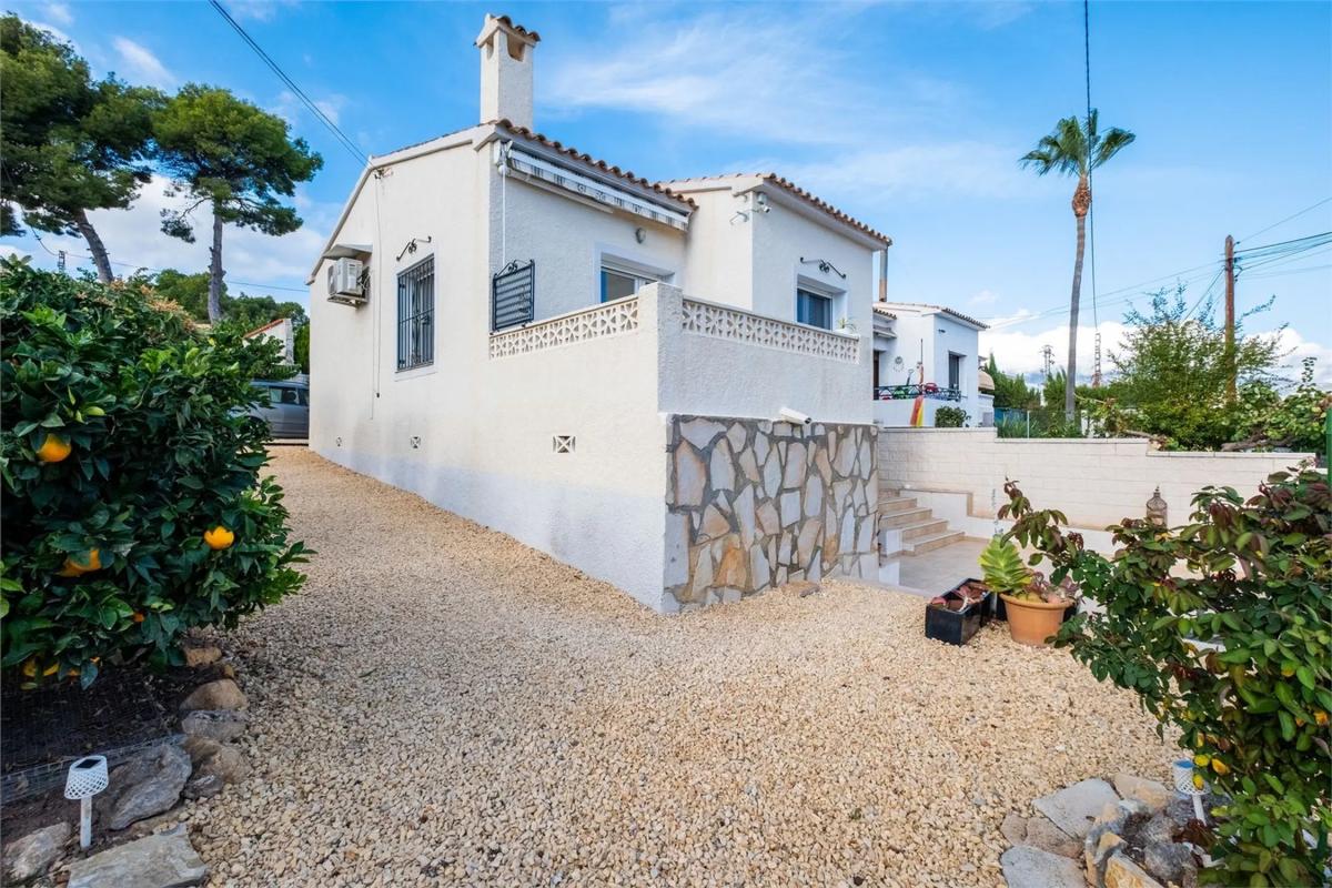 Sale of independent chalet in Calle Varsovia, La Nucia
photo 3