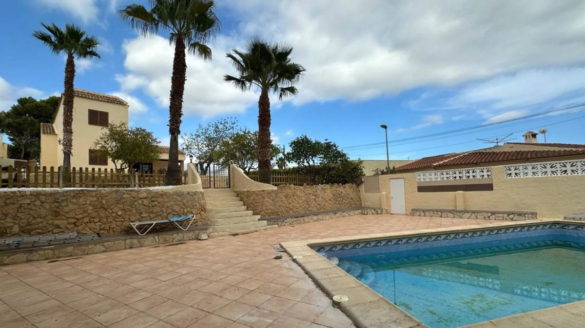 Sale of independent chalet in Calle Pagell, La Nucia
photo 1