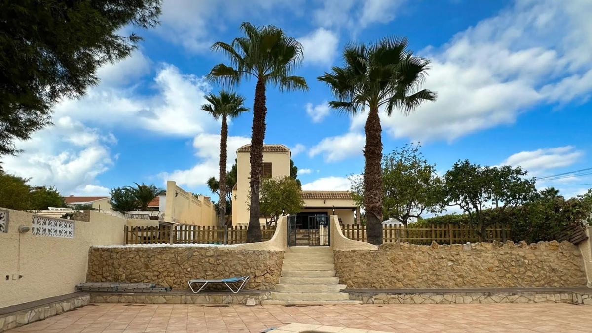 Sale of independent chalet in Calle Pagell, La Nucia
photo 2