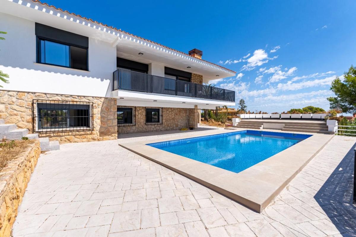 Sale of independent chalet in Calle Carrascar de Parcent, La Nucia
photo 2
