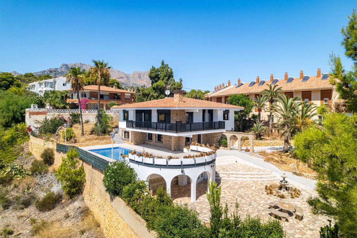 Sale of independent chalet in Calle Carrascar de Parcent, La Nucia
photo 4