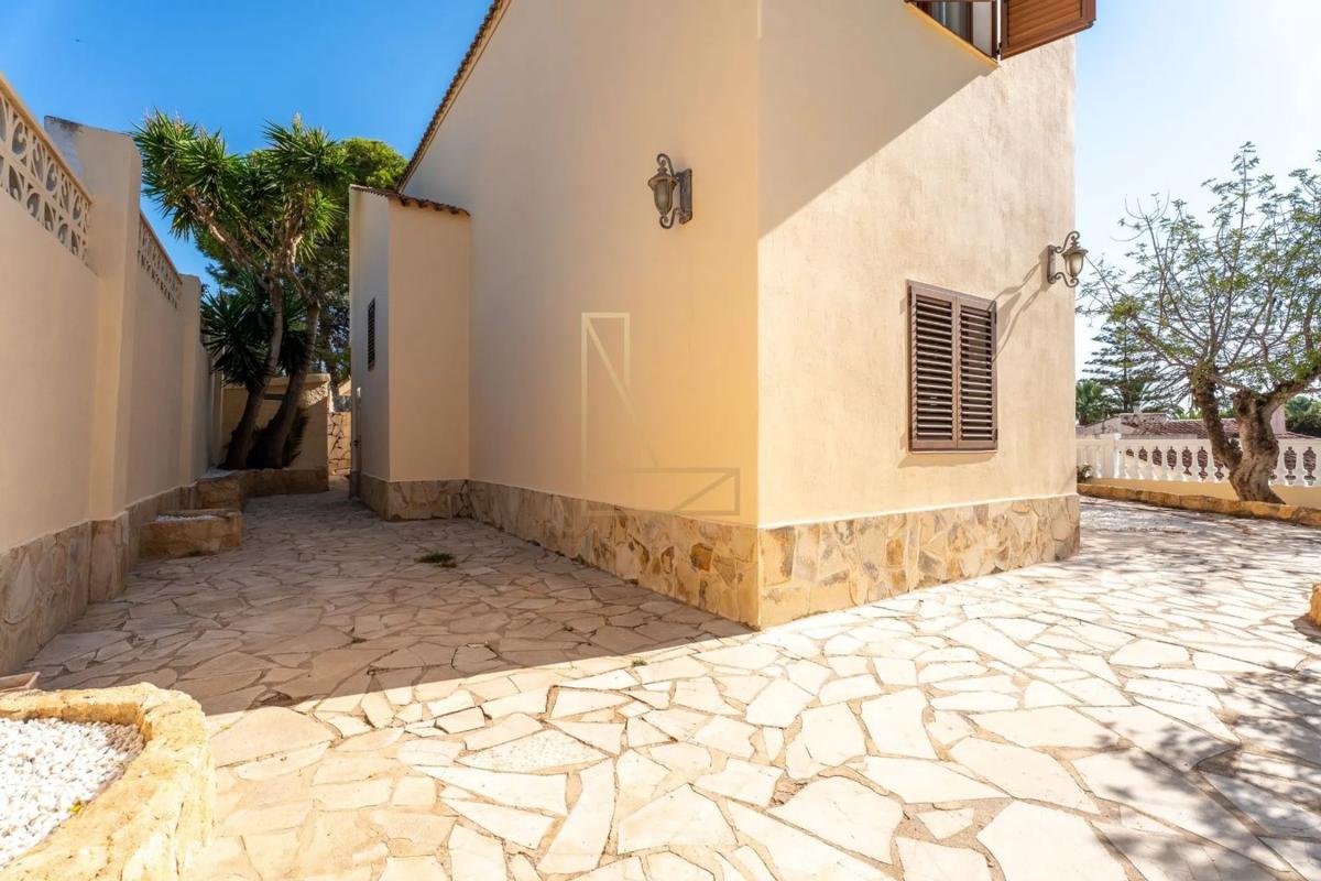 Sale of independent chalet in Carretera Castanyers, La Nucia
photo 1