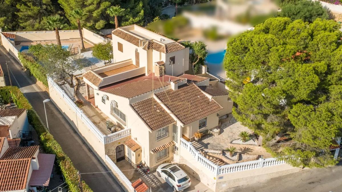 Sale of independent chalet in Carretera Castanyers, La Nucia
photo 2