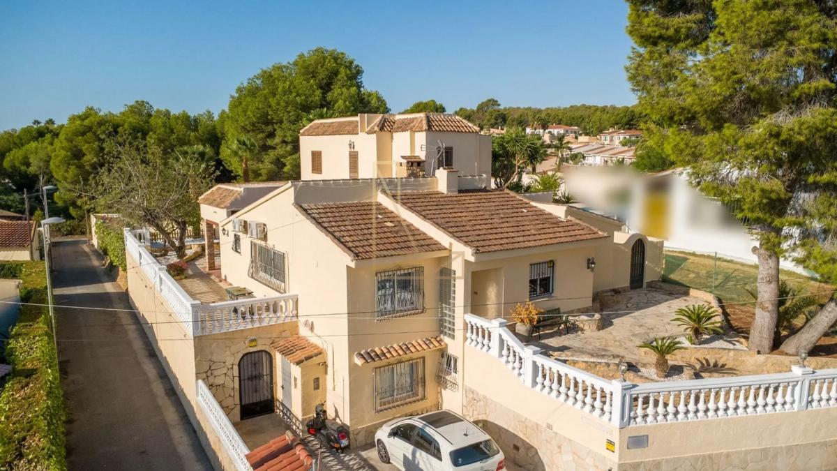 Sale of independent chalet in Carretera Castanyers, La Nucia
photo 3