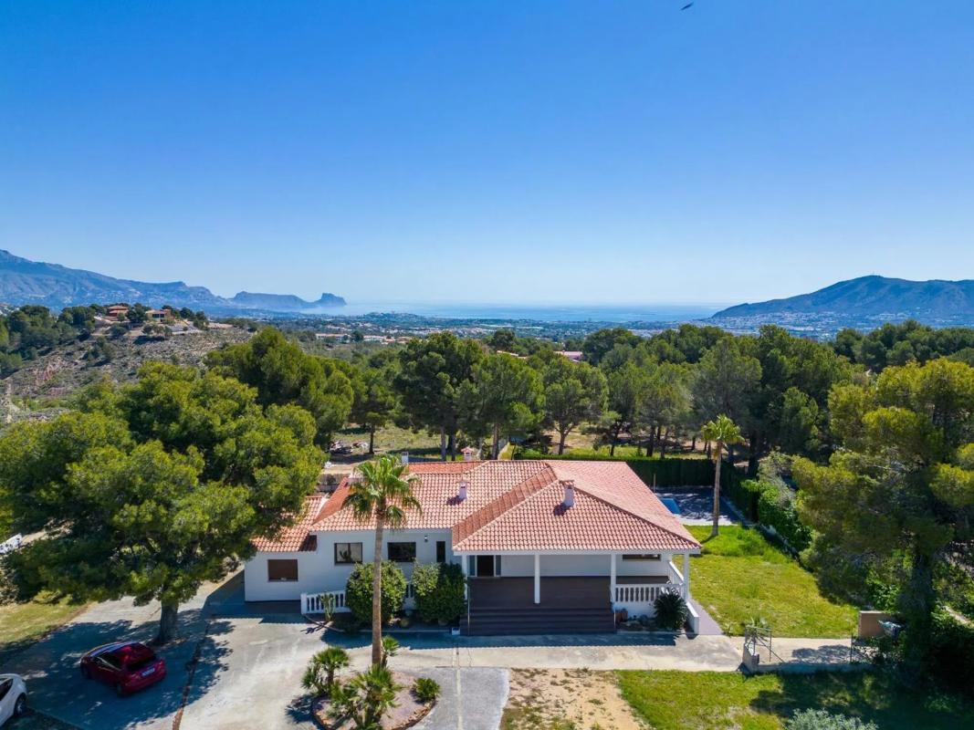 Sale of independent chalet in Avenida de Coloma, 48, La Nucia
photo 1