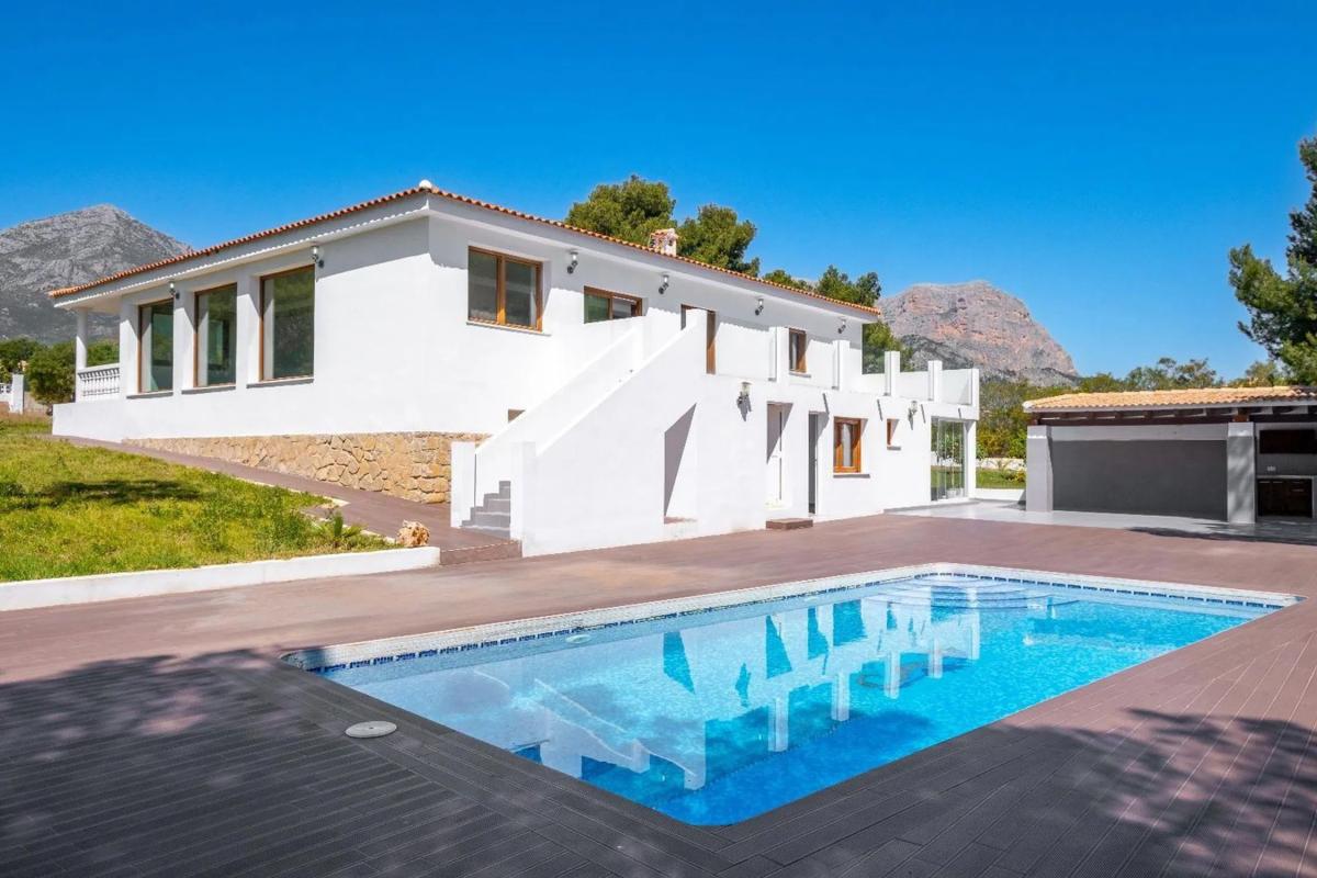 Sale of independent chalet in Avenida de Coloma, 48, La Nucia
photo 2