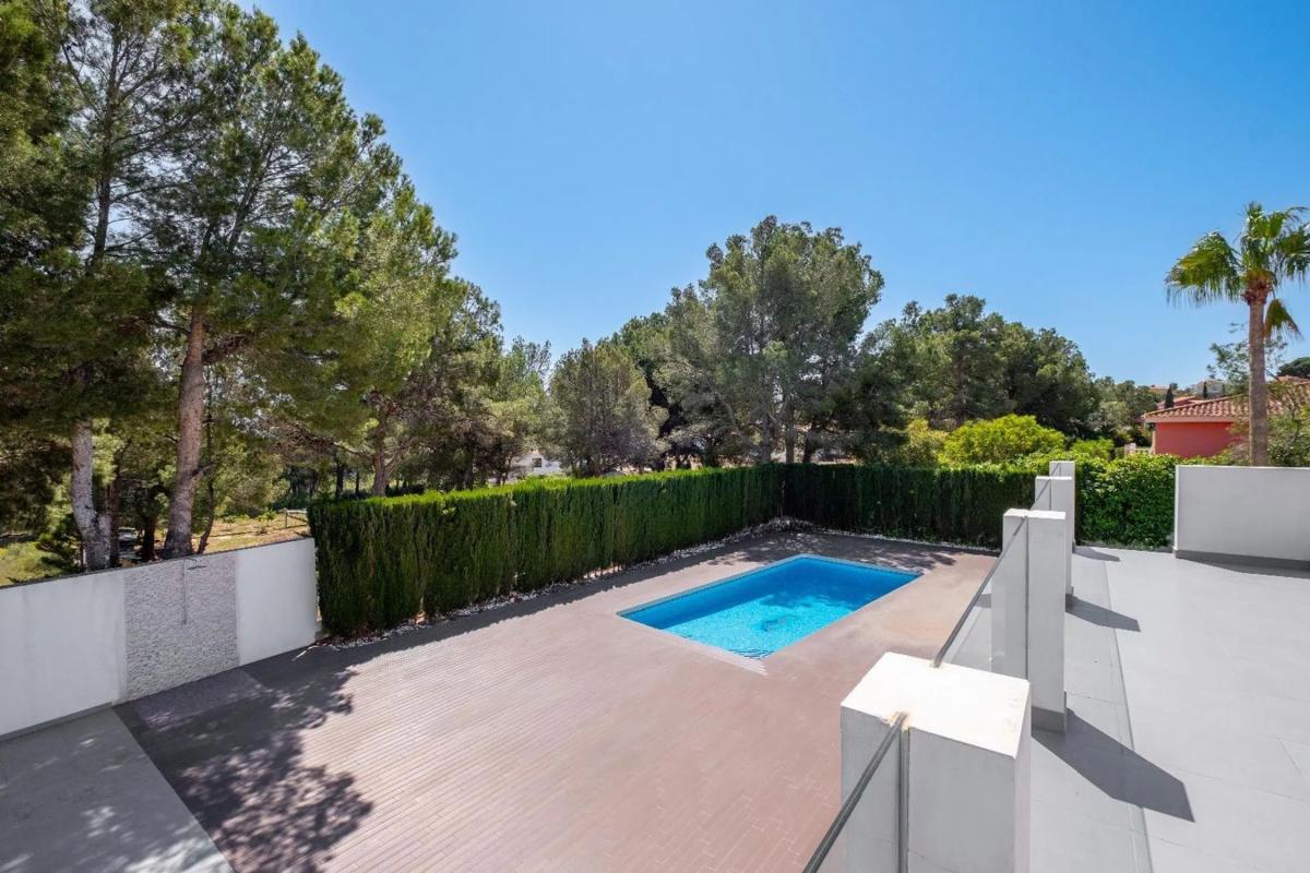 Sale of independent chalet in Avenida de Coloma, 48, La Nucia
photo 4