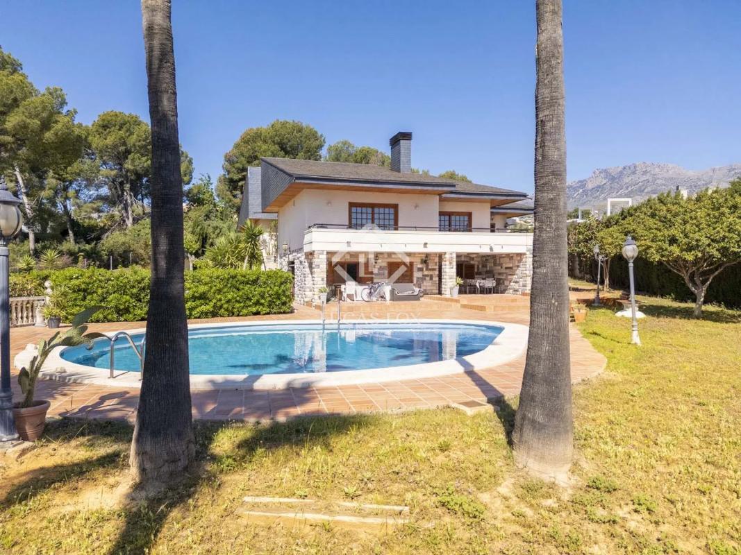 Sale of independent chalet in Urbanizacion Caravana, La Nucia
photo 1
