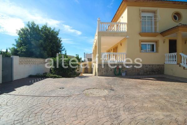 Chalet wolnostojący na sprzedaż w  Calle Lisboa, La Nucia photo 1