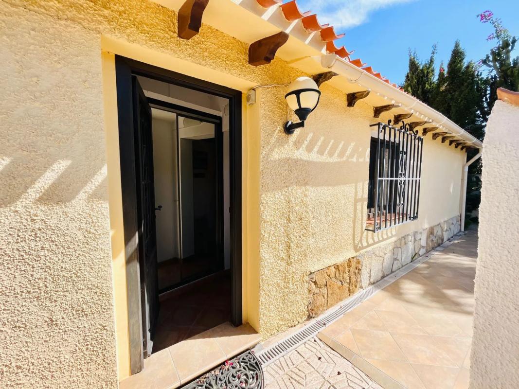 Sale of independent chalet in Calle Vall de Beneixama, La Nucia
 photo 3