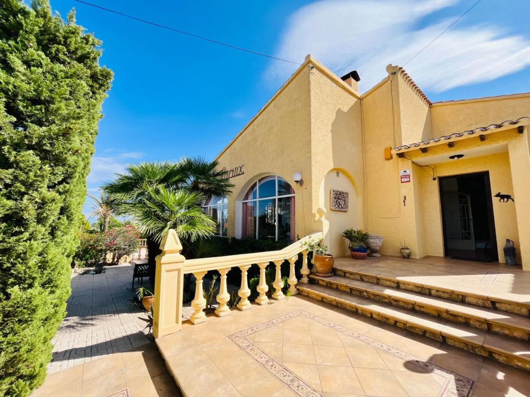Sale of independent chalet in Calle Vall de Beneixama, La Nucia
 photo 4