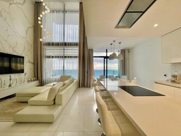 Ático en venta en  Playa de Poniente, Benidorm photo 1