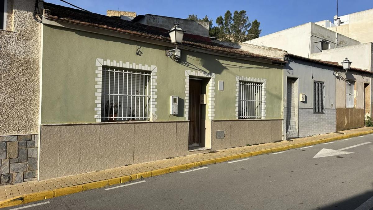 Venta de chalet adosado en  Calle Castell , Guardamar del Segura photo 4