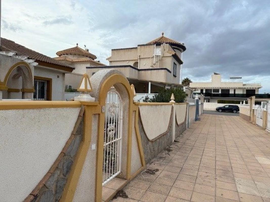 Продажа отдельного шале в  Calle caliza, Ориуэла photo 2