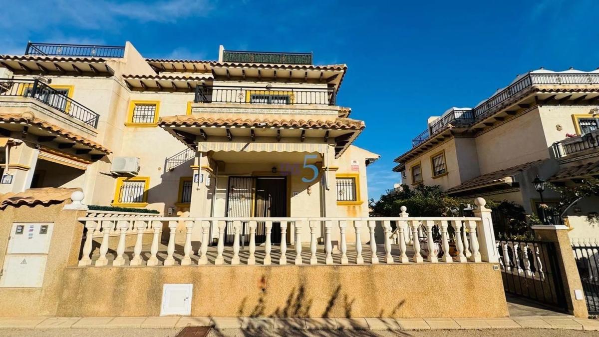 Sale of independent chalet in Barrio La Regia, Orihuela
photo 1