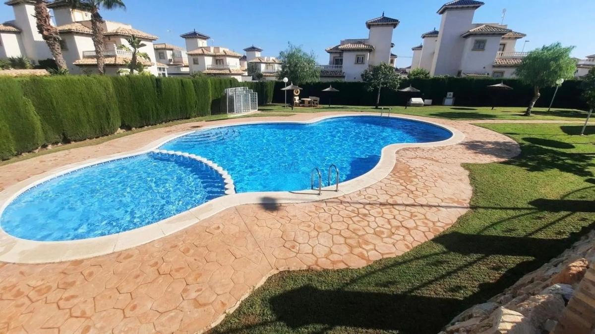 Sale of independent chalet in Barrio La Regia, Orihuela
photo 2