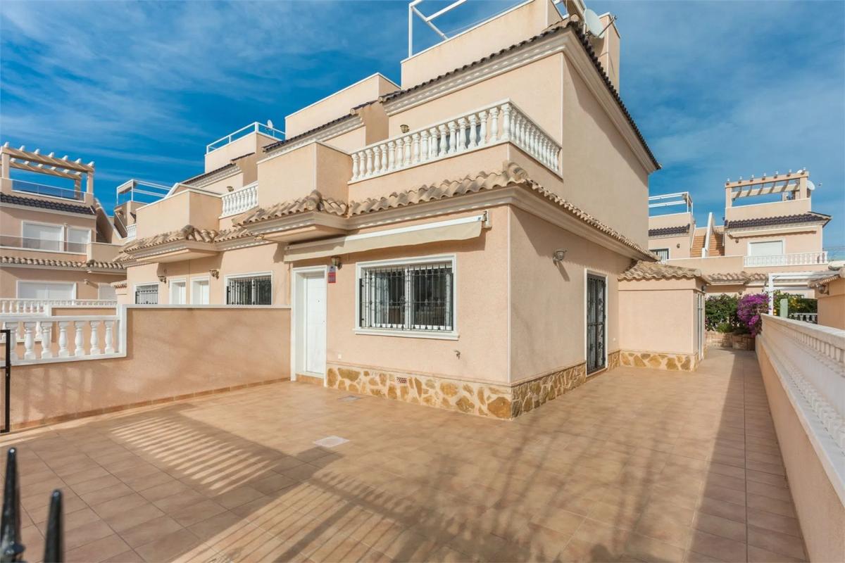 Sale of townhouse in  Calle Virgen de la Asunción , Pilar de la Horadada photo 3