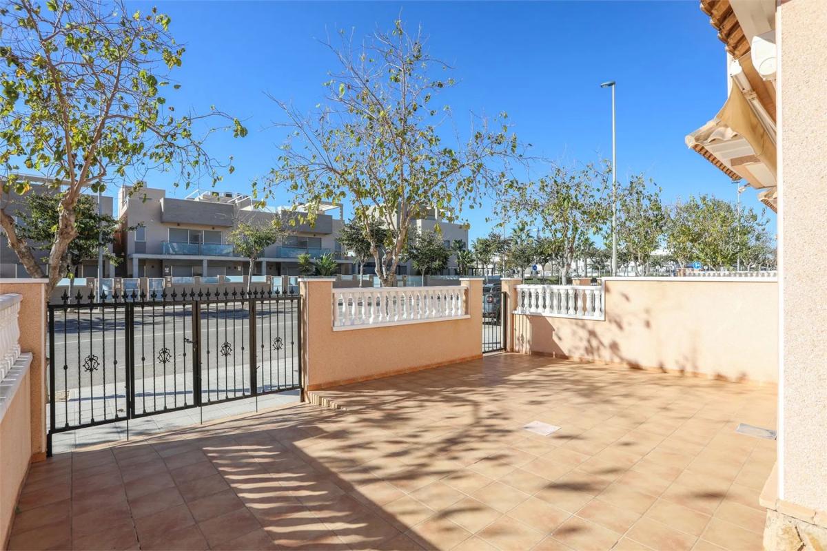 Sale of townhouse in  Calle Virgen de la Asunción , Pilar de la Horadada photo 5