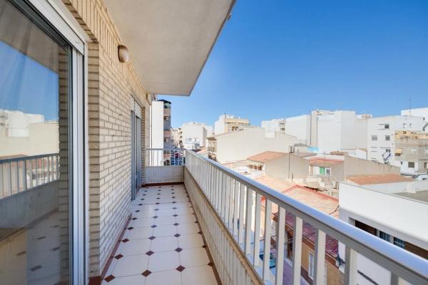 Piso en venta en Calle Maria Parodi, Torrevieja
photo 1