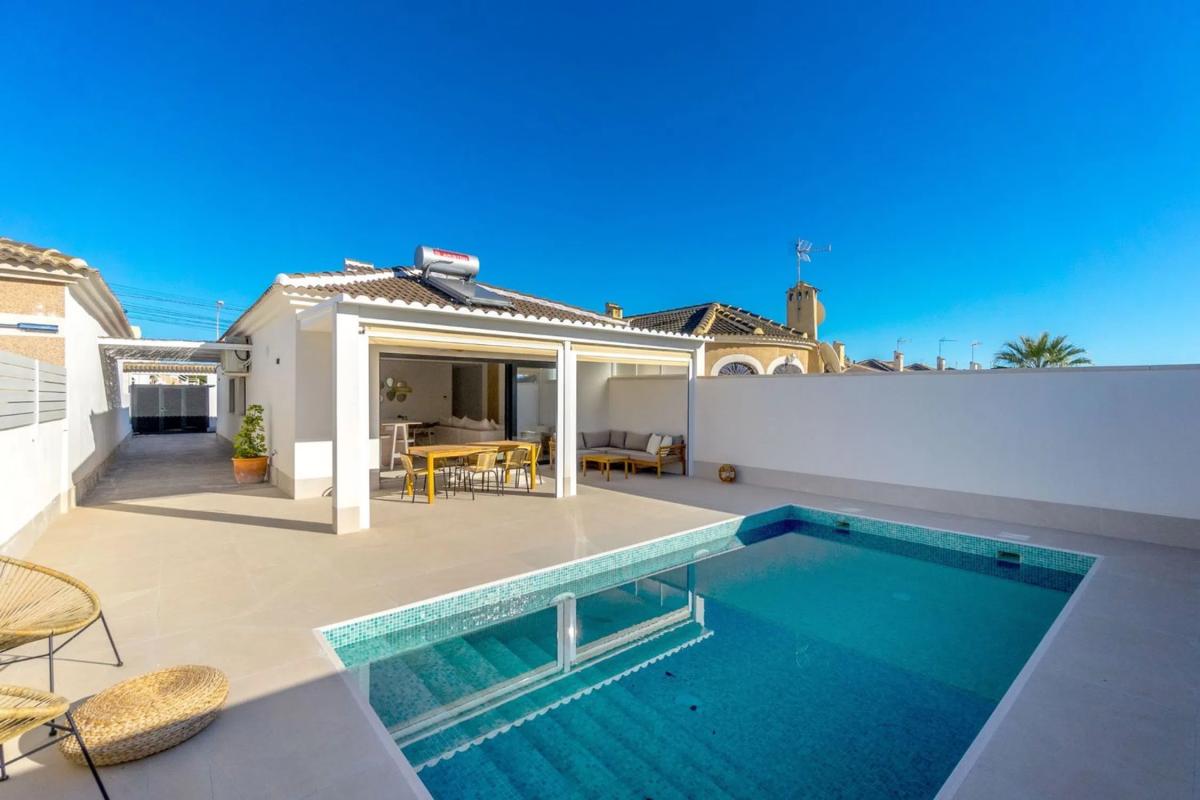 Venta de chalet independiente en Barrio La Siesta - El Salado - Torreta, Torrevieja
photo 1