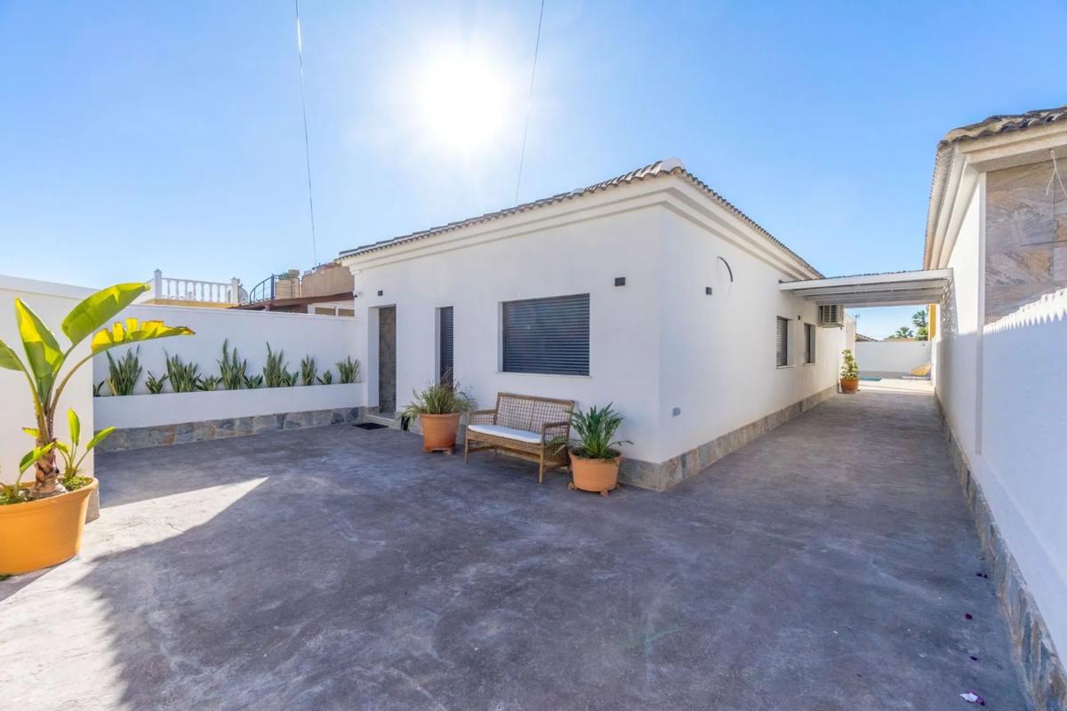 Venta de chalet independiente en Barrio La Siesta - El Salado - Torreta, Torrevieja
photo 2