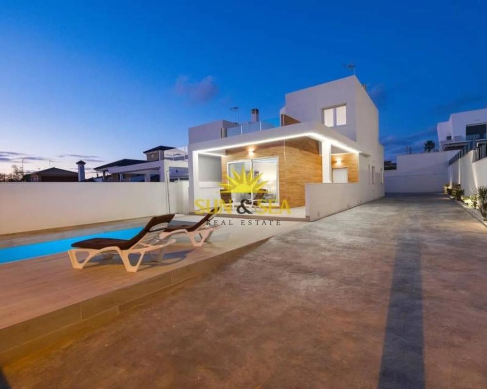 Sale of independent chalet in Barrio Aguas Nuevas, Torrevieja
photo 5